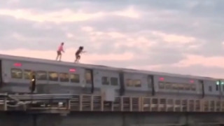 Νεαροί βουτούν σε ποτάμι από την οροφή κινούμενου τρένου
