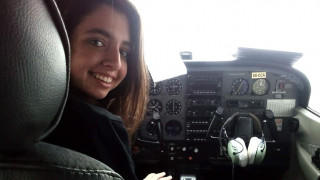 25η Μαρτίου: 17χρονη πιλότος «σκίζει» τους αιθέρες στην Κρήτη
