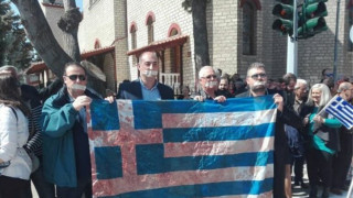 Κοζάνη: Διαμαρτυρία με κλειστά στόματα και ματωμένη σημαία στην παρέλαση της 25ης Μαρτίου