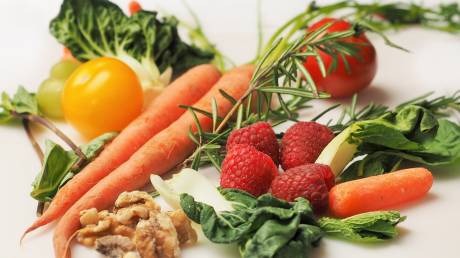 «Dirty Dozen»: Αυτά είναι τα «βρώμικα» φρούτα και λαχανικά που πρέπει να αποφεύγετε
