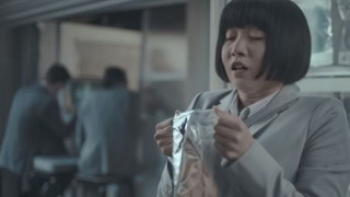 Σάλος με διαφήμιση που δείχνει Ασιάτισσα να χαίρεται μυρίζοντας βρόμικα ανδρικά εσώρουχα