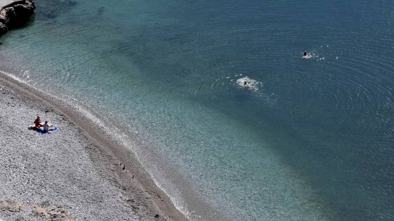 Περίεργο φαινόμενο στο Ναύπλιο: Κοκκίνησε η θάλασσα (pics)