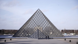 Γάλλος καλλιτέχνης «εξαφάνισε» την Πυραμίδα του Λούβρου