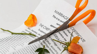 Δανία: Υποχρεωτικά μαθήματα... διαζυγίου, αλλιώς παραμένουν παντρεμένοι!