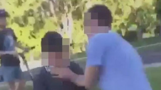 Πατέρας ξυλοκοπά τα παιδιά που έκαναν bullying στο γιο του και διχάζει το Διαδίκτυο