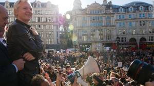 Ο Ασάνζ μιλάει σε διαδηλωτές από τα σκαλιά του καθεδρικού του Αγίου Παύλου στο Λονδίνο