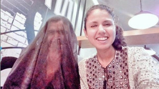 Πακιστάν: Φόρεσε μπούρκα στον άντρα της και προκάλεσε «θύελλα» αντιδράσεων