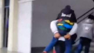 Ένας 12χρονος ήρωας: Κουβαλάει στην πλάτη του συμμαθητή του με κινητικά προβλήματα