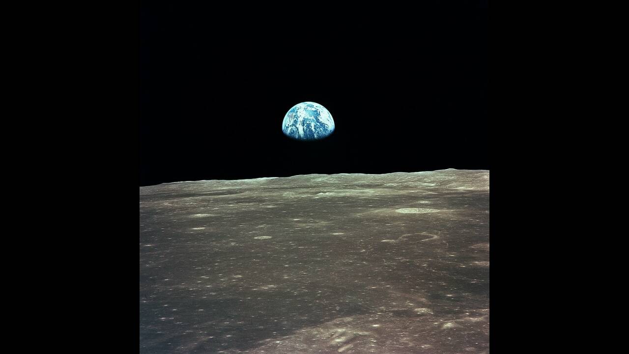 20 Ιουλίου 1969: Μία από τις πιο ιστορικές φωτογραφίες της Γης από το Apollo 11, κατά την περιστροφή του γύρω από το φεγγάρι.