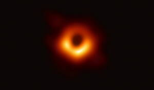 10 Απριλίου 2019: Oι επιστήμονες του Event Horizon Telescope-EHT ανακοίνωσαν ότι για πρώτη φορά «φωτογράφησαν» τη μεγάλη μαύρη τρύπα που υπάρχει στο κέντρο του γιγάντιου γαλαξία Μessier 87 (Μ87).  Συγκεκριμένα απεικονίζεται η «σκιά» που αυτή ρίχνει στο φω