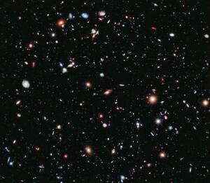 25 Σεπτεμβρίου 2012: Το «Ακραίο Βαθύ Πεδίο» του Hubble - Συλλέγοντας αχνό φως για πολλές ώρες παρατήρησης, το τηλεσκόπιο Hubble αποκάλυψε χιλιάδες γαλαξίες, καθιστώντας αυτή τη φωτογραφία ως τη βαθύτερη εικόνα του σύμπαντος που είχε ληφθεί μέχρι τότε.