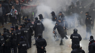 Επεισόδια στα Τίρανα: Διαδηλωτές επιχείρησαν να εισβάλλουν στο κτήριο της κυβέρνησης