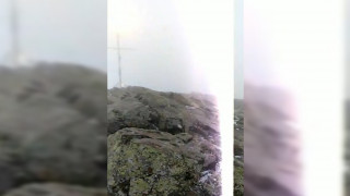 Ισπανία: Συγκλονιστικό βίντεο από τη στιγμή που κεραυνός «χτύπησε» ζευγάρι στην κορυφή βουνού