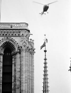 1969, ένας πυροσβέστης σπεύδει να κατεβάσει τη σημαία των Βιετ Κόνγκ, που ανέβασαν κάποιοι στον Κεθεδρικό Ναό.