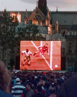 1998, το παγκόσμιο κύπελλο μεταδίδεται ζωντανά σε γιγαντοθόνες έξω από το ναό.