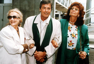 1989, με τη Γαλλίδα ηθοποιό Ζαν Μορό και την Ιταλίδα σταρ Σοφία Λόρεν, στις Κάννες.