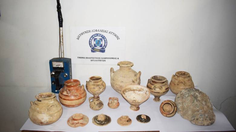 Συνελήφθησαν τρεις αρχαιοκάπηλοι στη Μεσσηνία - Θα πουλούσαν κτερίσματα από μυκηναϊκό τάφο