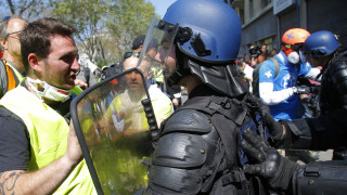 Γαλλία: «Άγρια» επεισόδια και νέες συγκρούσεις μεταξύ αστυνομίας και «κίτρινων γιλέκων»
