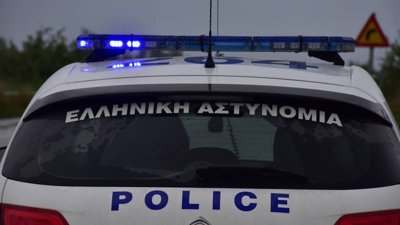 Θεσσαλονίκη: Περιπολικό «καρφώθηκε» σε περίπτερο κατά τη διάρκεια καταδίωξης
