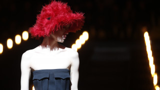 O Οίκος Prada γυρίζει την πλάτη στο Μιλάνο: Η Κίνα είναι η νέα παγκόσμια Μέκκα της μόδας