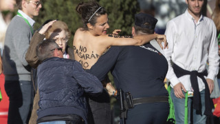 Μαδρίτη: Οι Femen «εισέβαλαν» σε προεκλογική συγκέντρωση του ακροδεξιού κόμματος Vox