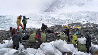 Έβερεστ, χωματερή και νεκροταφείο: Τι αποκαλύπτει το λιώσιμο των πάγων