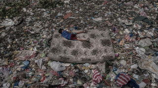 Η φωτογραφία που σόκαρε τον πλανήτη: Δεν διανοείστε πού κοιμάται αυτό το αγοράκι