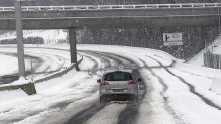 Ο καιρός «τρελάθηκε»: Σφοδρή χιονόπτωση πλήττει τη Ρουμανία
