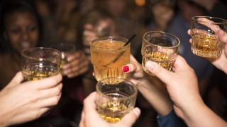 Αυξάνεται η παγκόσμια κατανάλωση αλκοόλ: Πόσο πίνουν οι Έλληνες