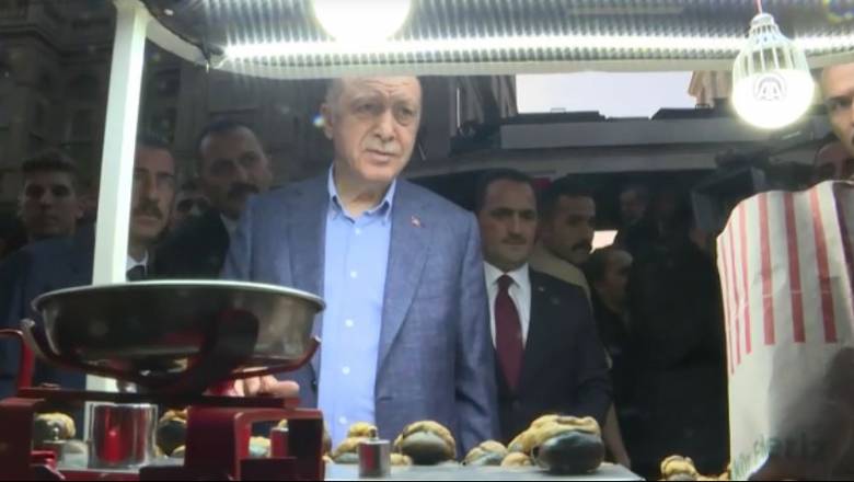 Ο Ερντογάν αγοράζει κάστανα και εκπλήσσεται με το ποσό που πρέπει να πληρώσει
