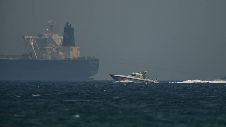 «Κίνδυνος ένοπλης σύρραξης στον Κόλπο»: Καταγγελίες για μυστηριώδη επίθεση σε δεξαμενόπλοια