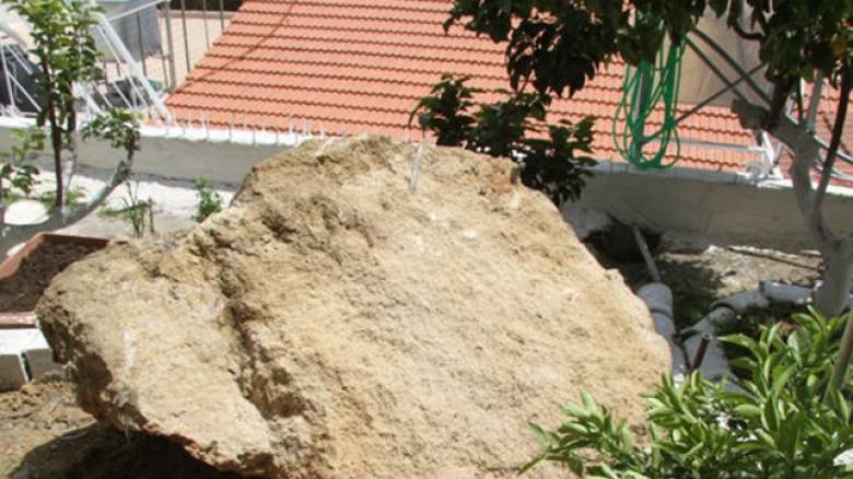 Σεισμοί Ηλεία: Βράχος έπεσε σε αυλή σπιτιού - Φωτογραφίες από τις ζημιές
