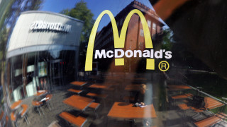 McVisa: Τα McDonald’s στην Αυστρία γίνονται «προξενεία» των ΗΠΑ