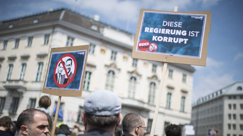 Αυστρία: Χιλιάδες διαδηλωτές πανηγυρίζουν την παραίτηση Στράχε και απαιτούν εκλογές