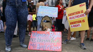 Αλαμπάμα: Χιλιάδες πολίτες διαδήλωσαν κατά της νέας νομοθεσίας που απαγορεύει τις αμβλώσεις