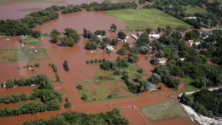 Πλημμύρες και ανεμοστρόβιλοι: Αντιμέτωπες με τη μανία της φύσης οι ΗΠΑ