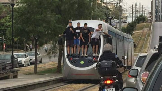 Νέα Σμύρνη: Μαθητές σκαρφάλωσαν σε εν κινήσει τραμ