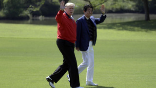 Τραμπ και Άμπε ξεπερνούν τις διαφορές τους παίζοντας... γκολφ στην Ιαπωνία