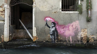 Και επίσημα έργο του Banksy η προσφυγοπούλα με τη φωτοβολίδα