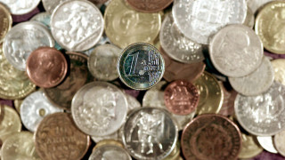 Ιερέας πέταξε κέρματα στο πρόσωπο βουλευτή του ΣΥΡΙΖΑ