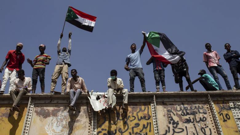 Χάος στο Σουδάν: Νεκροί και τραυματίες από επέμβαση του στρατού κατά διαδηλωτών