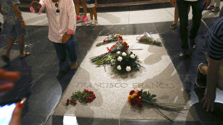 Το Ανώτατο Δικαστήριο της Ισπανίας ανέστειλε την εκταφή του λειψάνου του δικτάτορα Φράνκο