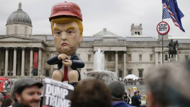 Ο Τραμπ στο Λονδίνο: Χρυσή τουαλέτα, ρομπότ και το φουσκωτό «μωρό» στις διαδηλώσεις