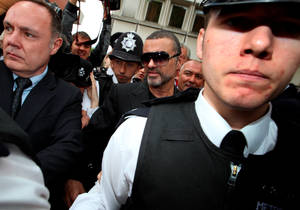 Συνοδεία αστυνομικών έξω από δικαστήριο του Λονδίνου, σε μία από τις περιπέτειές του με τον νόμο
