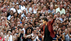 Στιγμιότυπο από συναυλία του στο Γουέμπλεϊ, το 2007