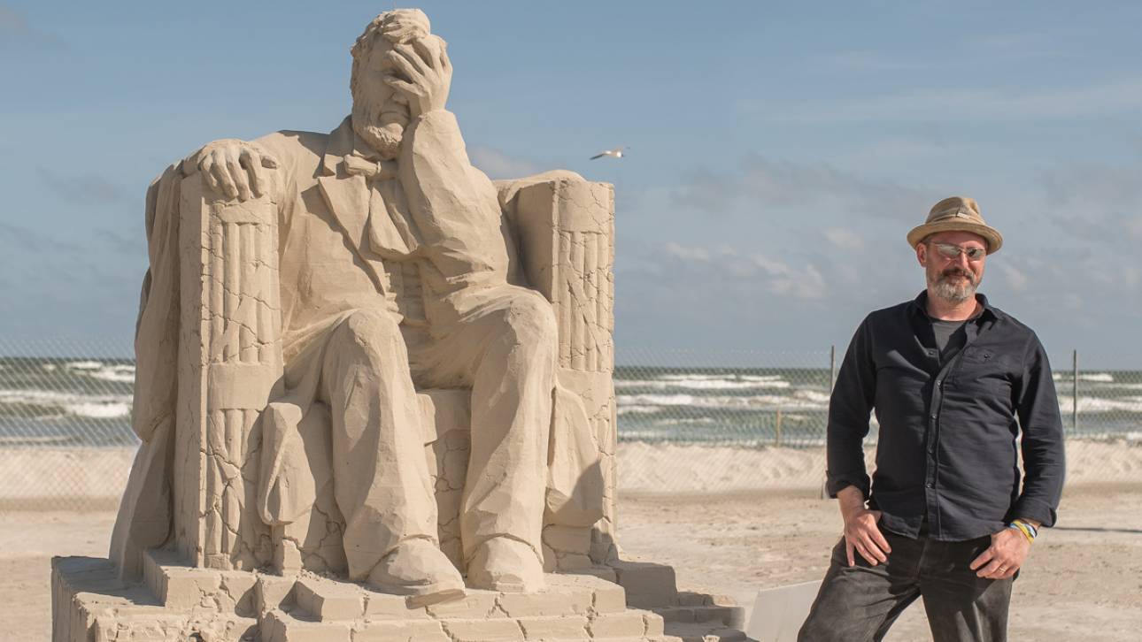 «Η ελευθερία καταρρέει»: Ένα γλυπτό στην άμμο αποτελεί την καλύτερη πολιτική δήλωση για την εποχή