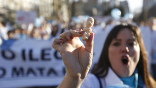 Εμπόδισε θύμα βιασμού να κάνει άμβλωση - Γυναίκες διαδηλώνουν υπέρ του γιατρού