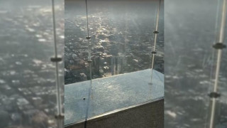 Τρόμος στον 103ο όροφο ουρανοξύστη: Το γυάλινο δάπεδο άρχισε να θρυμματίζεται μπροστά στα μάτια τους