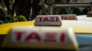 Θεσσαλονίκη: Βρήκε στο ταξί του πορτοφόλι με 5.200 ευρώ και το παρέδωσε στην πελάτισσα που το ξέχασε