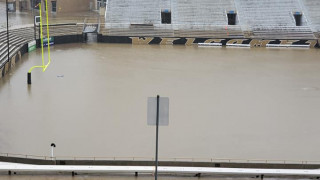 Απίστευτες εικόνες: Γήπεδο ποδοσφαίρου μετατράπηκε σε πισίνα εξαιτίας της βροχής